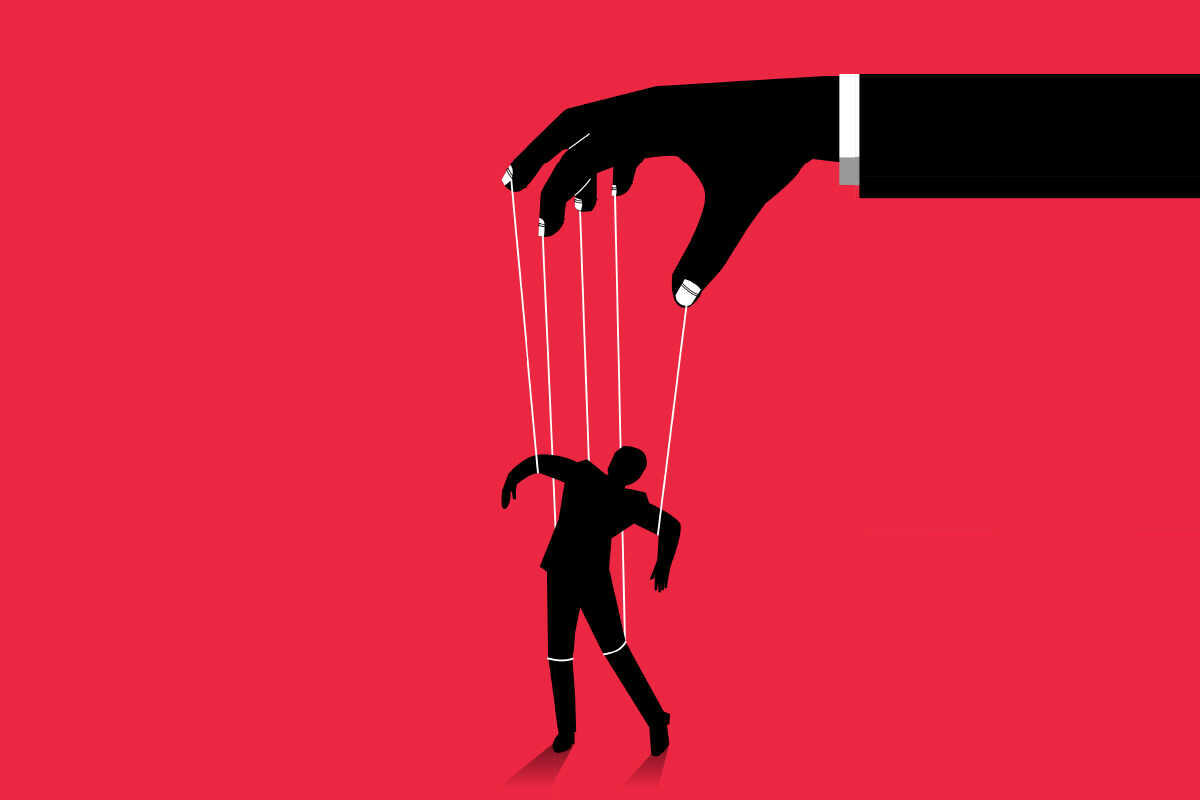 En person manipulerar en annan person