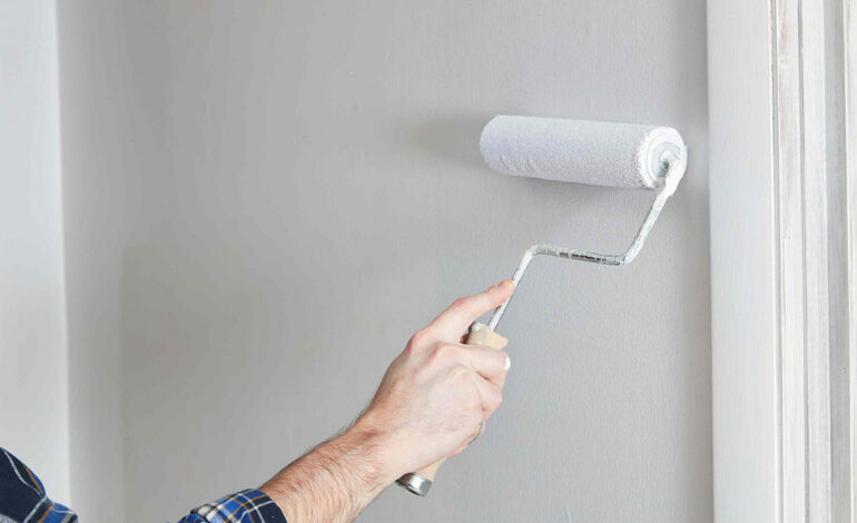 Måla väggarna med en roller