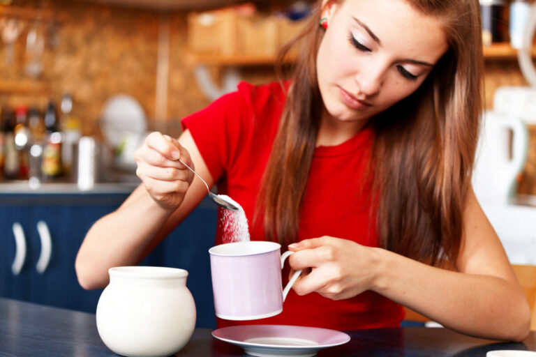 Tillsätt socker i kaffet med en sked