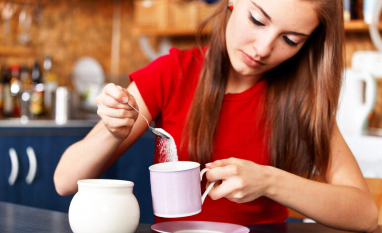 Många människor tillsätter grädde i kaffet utan måtta. Det är mer skadligt för hälsan än vitt socker.