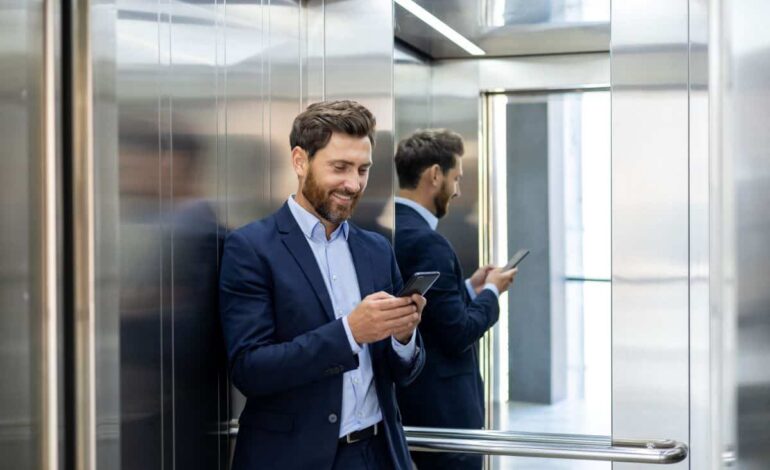 Varför finns det en spegel i hissen? Skälen är överraskande.