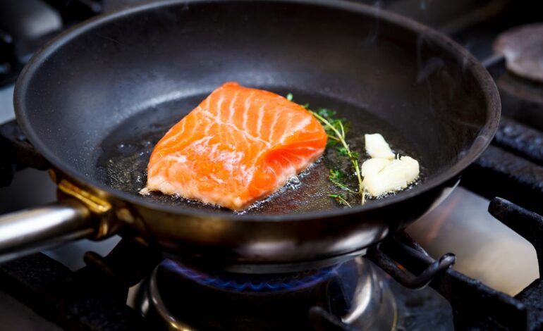 Sänk inte ner fisken i mjölk, lägg bara frukten i stekpannan. Den dåliga lukten försvinner.