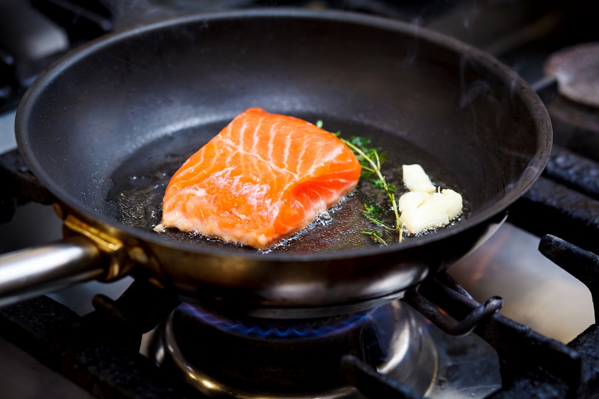 Sänk inte ner fisken i mjölk, lägg bara frukten i stekpannan. Den dåliga lukten försvinner.