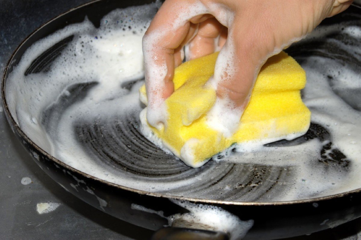 Ta bort envisa fettfläckar med aska