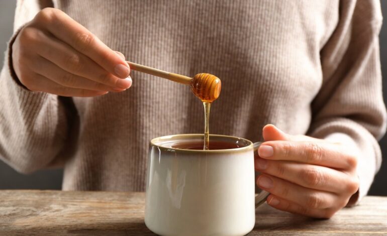 tillsätt honung i varm te