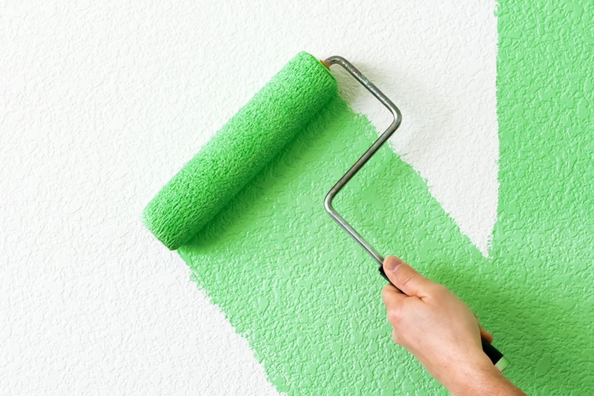 Måla väggarna med en roller