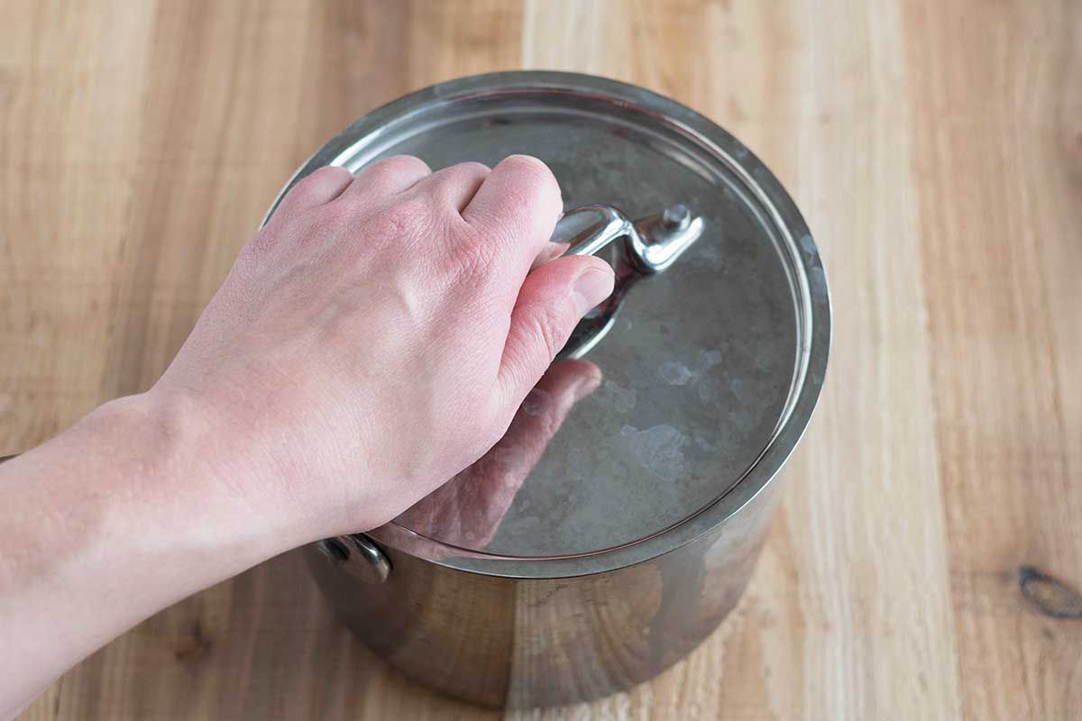 Håller locket på grytan