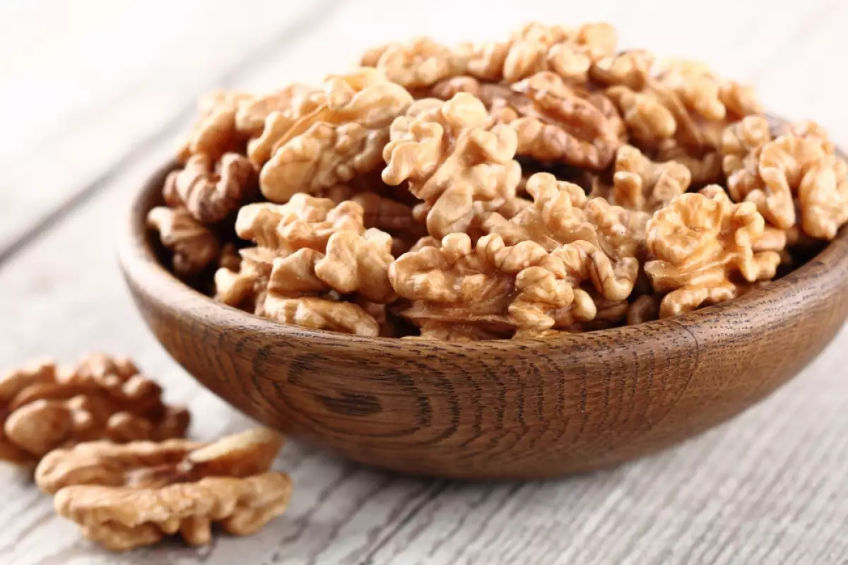 Valnötter på en tallrik