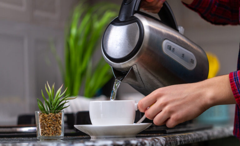 Häll varmt vatten från vattenkokaren