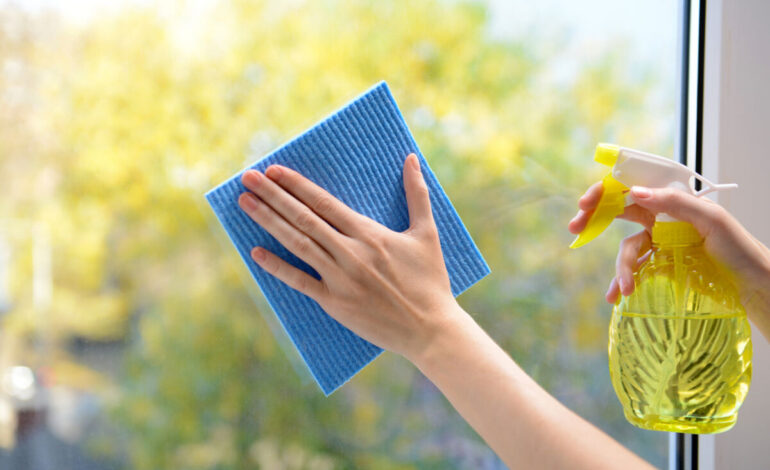 rengör speglarna med en trasa