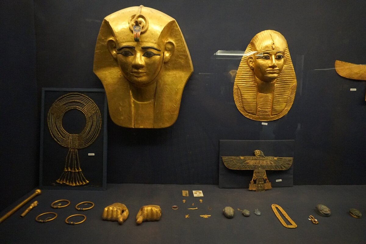 Gyllene egyptiska artefakter i museet