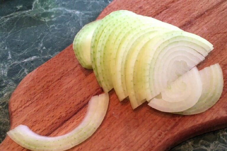 Jag har gjort så här i många år när jag skär lök. Ögonen rinner inte alls