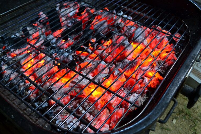 Hämta det här från skafferiet och torka av grillen. Den blir skinande ren utan ansträngning