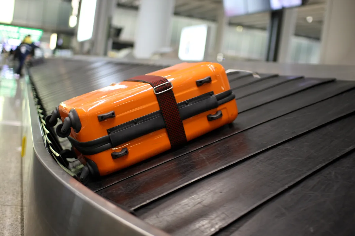 Köp inte en resväska i den här färgen. Det kan leda till problem på flygplatsen