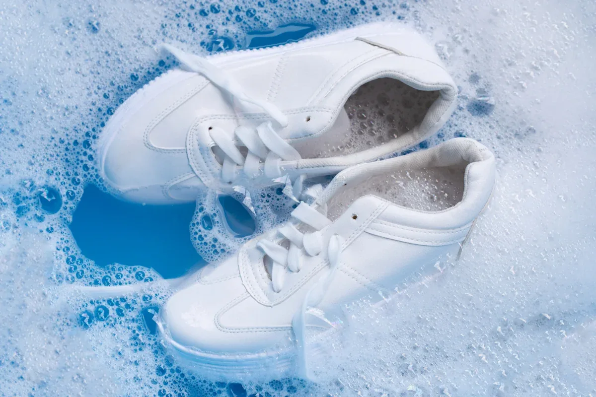 Dina vita sneakers blir rena och skinande igen. Det räcker med att lägga detta i tvättmaskinen