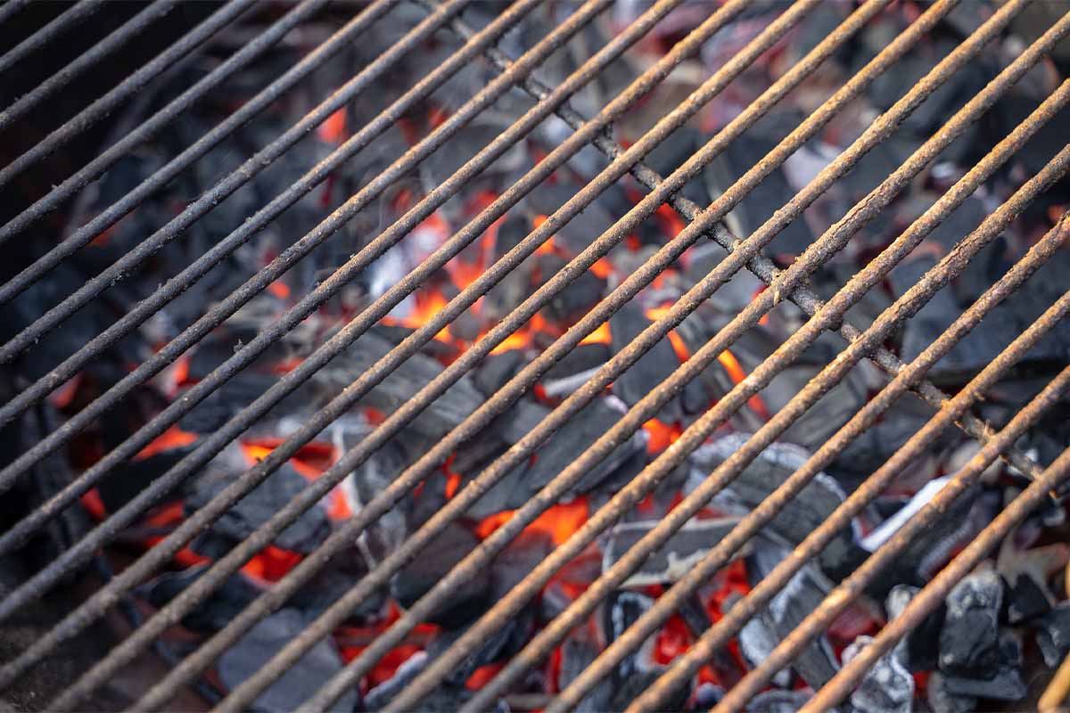 Hämta det här från skafferiet och torka av grillen. Den blir skinande ren utan ansträngning